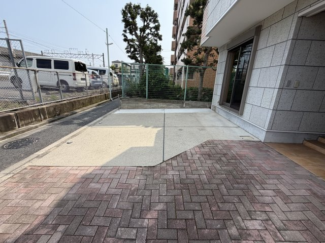 車種により最大4台まで停められる広々としたアプローチ。お車だけでなく、バイクや自転車の置き場、お子様のプール遊びなど、ご家族のライフスタイルに合わせて多目的に活躍します。