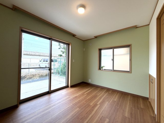 心を落ち着かせる優しいグリーンのクロスが魅力的なお部屋。ナチュラルな木目調フローリングとの相性も良く、インテリアコーディネートが楽しくなる空間です。