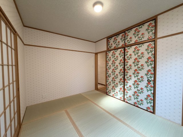 華やかな椿模様のふすまと繊細な柄クロスが印象的な和室。伝統的な和の落ち着きと、現代的でおしゃれなデザインが融合した、居心地の良いひとときを過ごせるお部屋です。