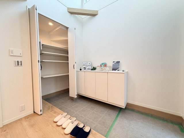 荷物の“とりあえず置き”ができる土間玄関。　ベビーカーや三輪車、学校の部活道具などを、室内の床を汚さずにそのままラクラク収納。　玄関がいつでもスッキリ片付きます。