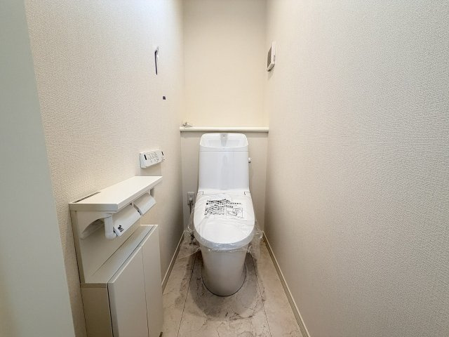 【トイレ】　日常の清掃がラクになるアクアセラミック便器。フチをなくし、お手入れ簡単なトイレで　快適な生活を。清潔さと使いやすさを兼ね備えたトイレです。