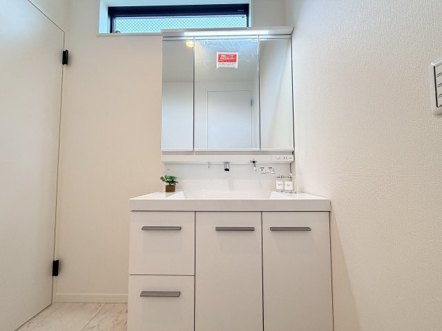 水がたまりにくい「キレイアップ水栓」を採用し、使いやすさとお手入れのしやすさを追求した900W洗面化粧台。　三面鏡裏の棚には小物類がすっきり収納できます。