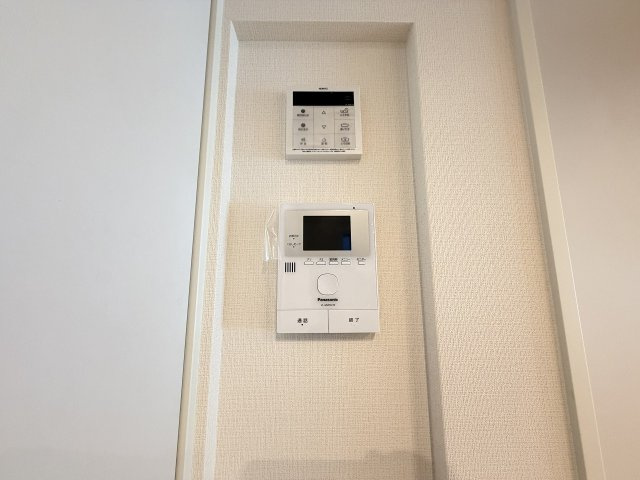 夜間も来訪者の顔が見えやすいLEDライト付のドアホンを標準装備。防犯面にも安心の自動撮影機能も搭載しています。