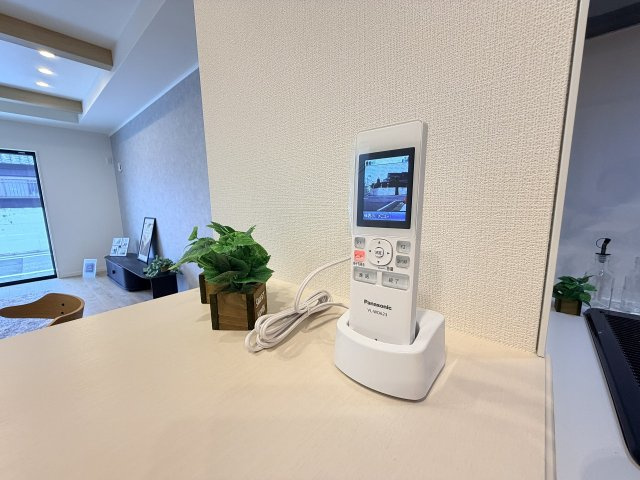ドアホンと同機能を備えたワイヤレス子機は、持ち運びができて使い勝手良好。2階の寝室に置いておくのにも便利です。