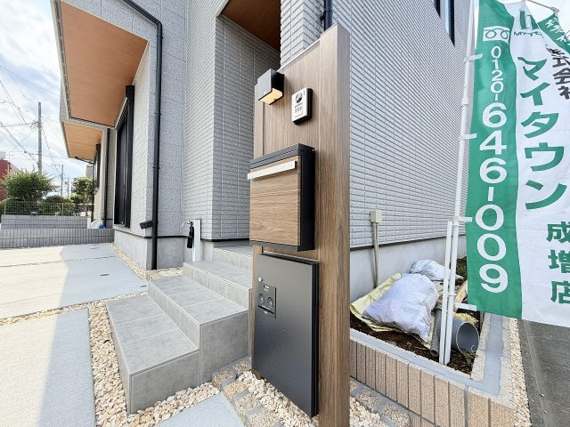 外出時や家事などで手が離せない時にも荷物を受け取れる、便利な宅配ボックス付きのポスト。