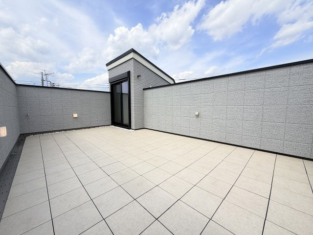 【そらいろ空間（屋上）】　定期的なメンテナンスを必要としない金属防水工法「スカイプロムナード」　屋上には省エネ・高効率化の時代ニーズに合わせた遮熱性能の高い素材を使用。