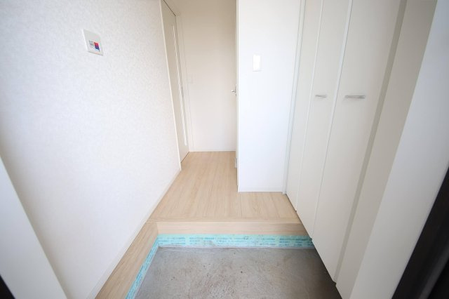 トールタイプのシューズボックスに家族の靴をしまって玄関先はいつでもスッキリ
