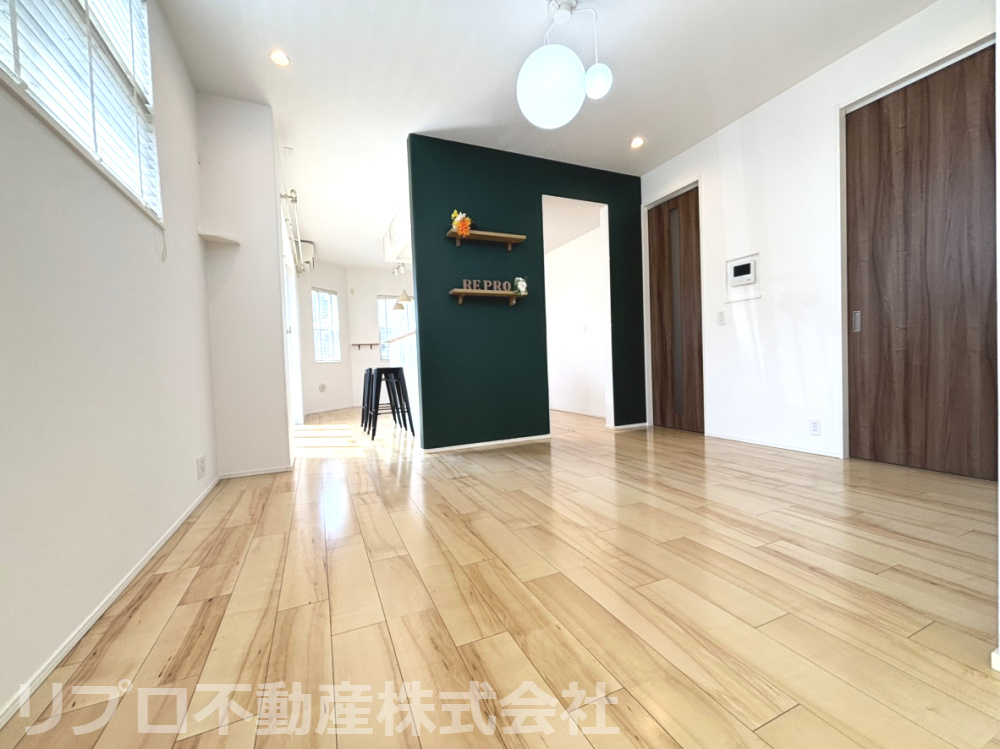 18．1帖のLDKは2面採光で陽当たり良好！南西角地の明るさに加え、自動シャッターで防犯面も安心！