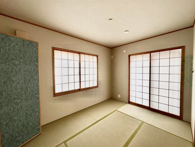 ごろ寝や読書にちょうどいい、くつろぎの和室スペース。