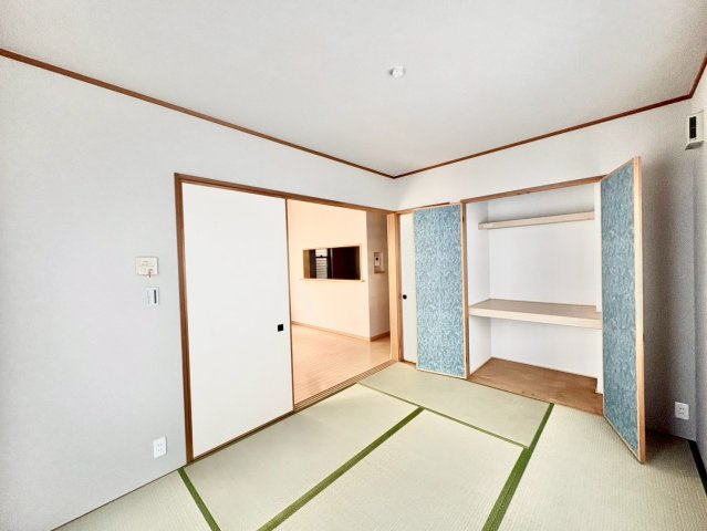 リビングとつながる和室は、生活の幅が広がる便利な空間です。