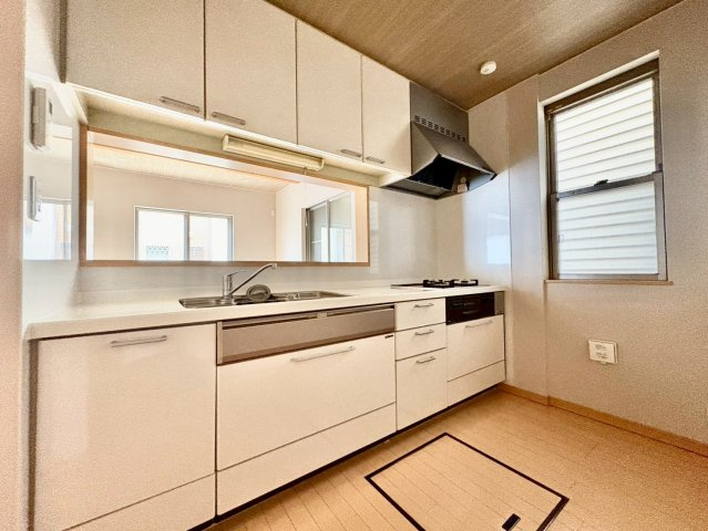 調理道具や調味料もすっきりしまえる、収納力のあるキッチン。