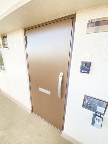 玄関扉もダブルロックなので防犯対策がされております♪