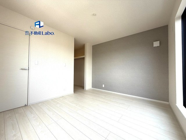 ●主寝室●　広々とした主寝室は2面採光を採用しており、光と風をたっぷりとりこめ、明るく落ち着ける空間。全ての窓に複層ガラスが採用されており、断熱性能が高いため全居室快適に生活ができます♪