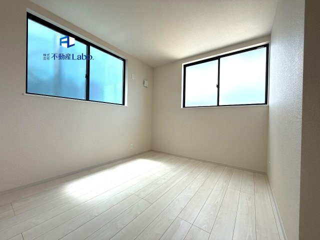 ●洋室●　ゲストルーム、書斎、趣味部屋、子供部屋など多用途に使用できる居室♪フローリングと白い壁紙のため家具や装飾のテイストを選ばないため、幅広く対応できます♪