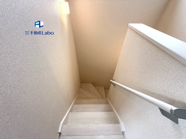 ●階段●　階段には手すりが付いており、小さなお子様から高齢の方まで上り下りしやすくなっております。