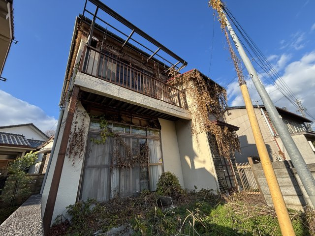 建物の立体感が際立つ外観。外装リフォームにより、明るい色味やアクセントを加えることで、街並みに映える外観へと変身します。構造を活かしながら手を入れることで、デザイン性と実用性を両立できる点が魅力です。