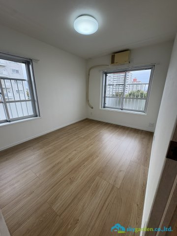 使い勝手のいい洋室です