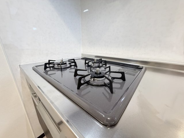 【3口コンロ】3つの火が、あなたの家事をスピードアップ。汁物、炒め物、煮込みを同時にこなす時短キッチン。