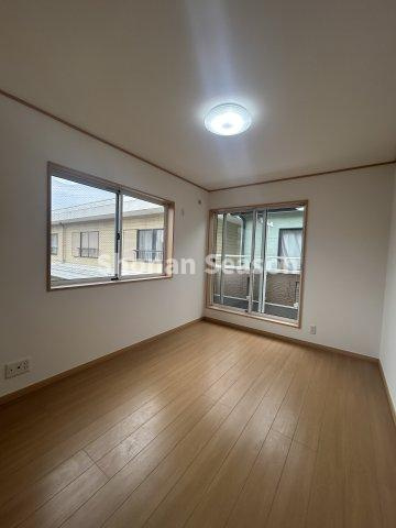 新しい暮らしが少しづつ形になっていく、そんな一部屋になりそうですね