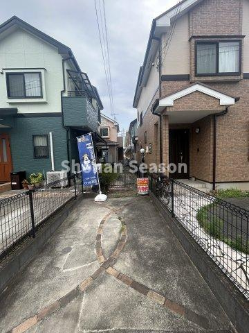 道路から少し奥まった立地だからこそ落ち着いた暮らしを叶えられます。