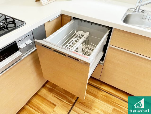 食事後の一仕事、食器洗いをボタン一つでお任せできちゃいます！場所を取らないビルトイン式なので、お料理スペースもしっかり確保！