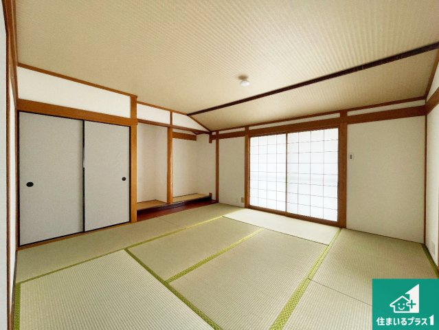 一室あると便利な和室は客間としてだけでなく、小さなお子様のプレイルームや食後のくつろぎスペースとしてもご利用いただけます。収納もついていますので大活躍間違いなし！