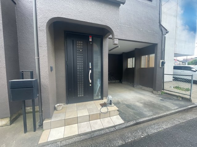 ブラックを基調とした落ち着いた玄関です。