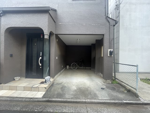 大切なお車や自転車を雨から守れるビルトイン車庫です。