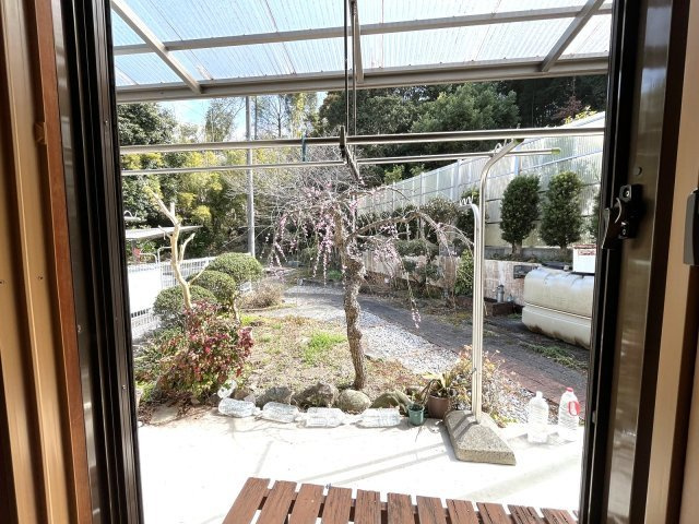 室内からそのまま出入りできる屋根付きテラス。お洗濯スペースとしても便利です♪