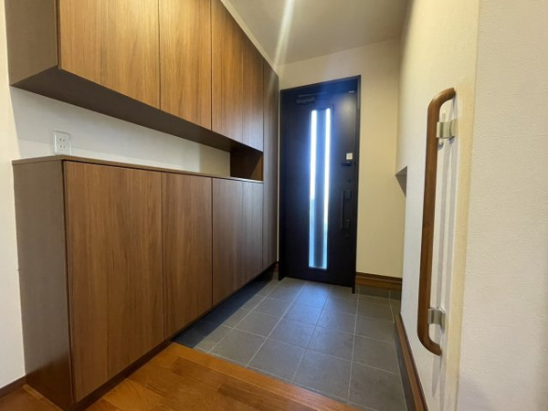 【高美台　土地建物の玄関】