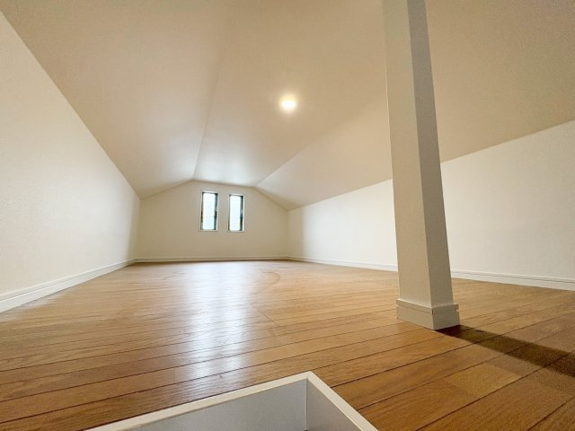 広々とした小屋裏収納