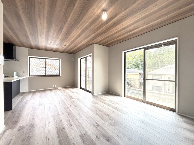 大きな窓から光が差し込む、開放感あふれるLDKでゆとりある暮らしを実現