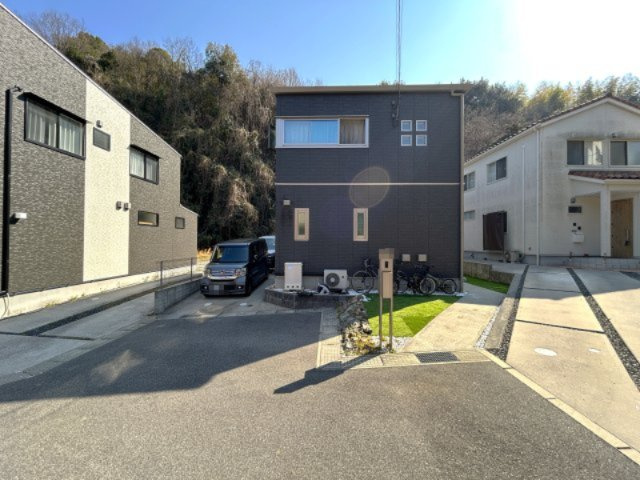 落ち着いた外観が印象的な戸建住宅。駐車スペースも確保され、お車をお持ちの方にも安心。前面道路もゆとりがあり、車が出入りしやすい点も魅力。静かな住環境が広がり、穏やかな暮らしを求める方におすすめです。