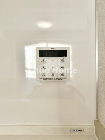 【給湯リモコン】外での一日を忘れさせてくれるオートバス機能でお好みの湯量・温度に調整された浴槽。