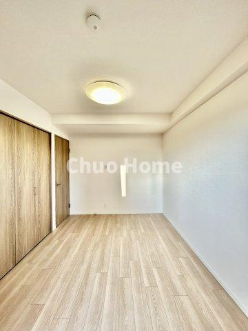 【洋室】快適に過ごす条件は、一人ひとり違います。だからこそ飾り過ぎないシンプルな内装と偏り過ぎないデザインで統一しております。居住していく中でオーナー様だけの【マイホーム】に創り上げて下さい