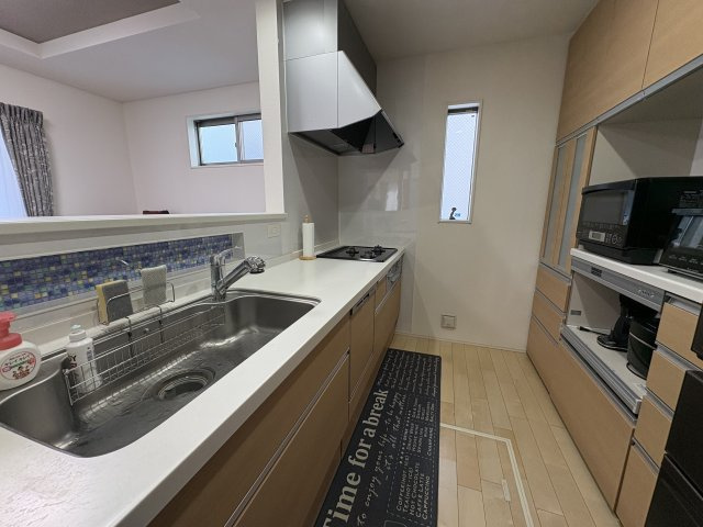 対面式のシステムキッチンを採用。収納力も豊富で作業スペースも広く、毎日のお料理が快適にこなせます。