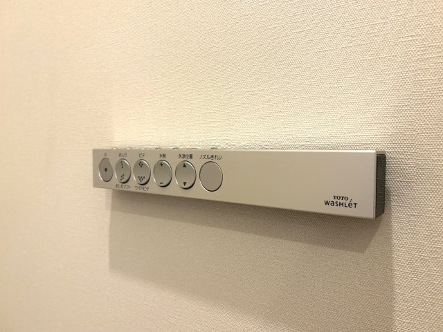 【ウォシュレット】清潔に使いたいお手洗いには最適な設備です。もちろんウォームレットも標準装備です。