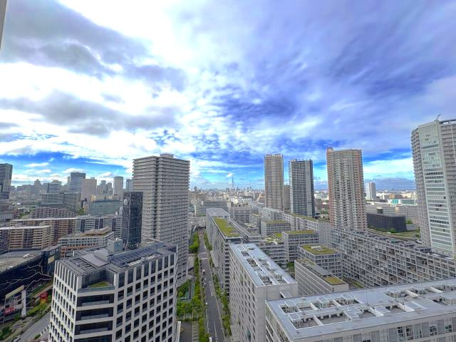 手を伸ばせば、ふれることが出来そうな環境が、そのままインテリアになったような印象です。その豊かな眺望にふさわしい空間には、通風・採光にも優れ、心地よい光と風があふれています
