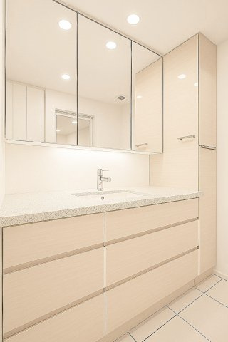 【洗面化粧台】洗面化粧台には三面鏡を採用。身だしなみを整えやすい事はもちろんですが、鏡の後ろに収納スペースを設ける事により、散らかりやすい洗面スペースをすっきりさせる事が出来るのも嬉しいですね