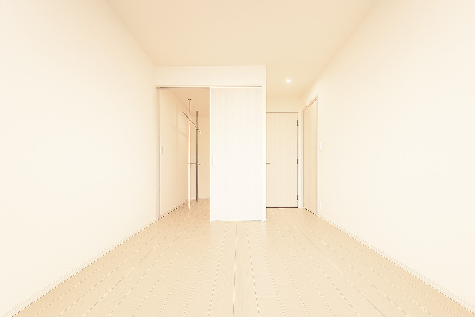 【洋室】快適に過ごす条件は、一人ひとり違います。だからこそ飾り過ぎないシンプルな内装と偏り過ぎないデザインで統一しております。居住していく中でオーナー様だけの【マイホーム】に創り上げて下さい