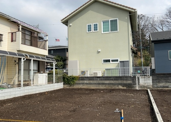 バルコニーは、室外の専用スペースのうち、「屋根がなく開放された空間」であるものを指します。ベランダより広いタイプのものが多く、日当たりもよいため家庭菜園などを楽しみたい人にとって適した環境となります。