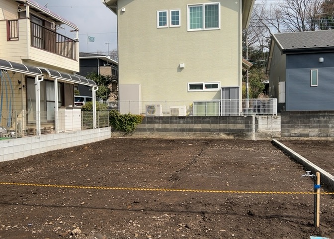 玄関は家の顔でもあり、家族以外の目にも止まる場所です。玄関は外との間を仕切る扉、靴などをしまっておく収納スペース、靴脱ぎのたたきスペース、来客とのやり取りをするドアホンなど複数のアイテムからなります。