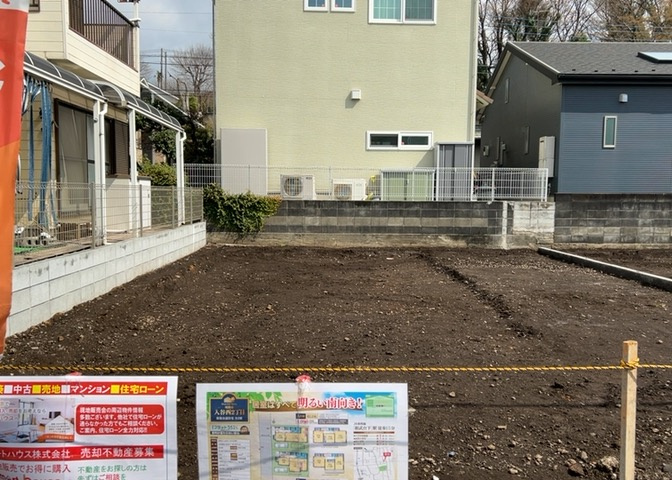 ベタ基礎とは、柱の位置に関係なく全体に基礎がある事を指し、面積が大きい分建物の重さを全体に分散できます。また、地面からの湿気や害虫を遮断でき、木造住宅で心配されるシロアリ被害を防ぐ効果も期待できます。