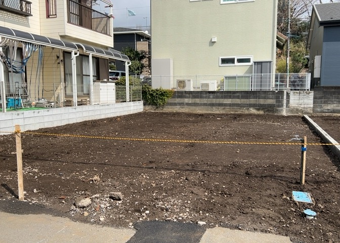 現地に行くなら、物件の周囲の地形がどうなっているかを見ることも大切です。周辺より低くなっている土地では、大雨などで水が集まりやすいため、地盤が弱くなっているということも考えられるため、注意が必要です。