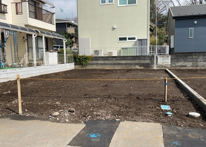 道幅が狭い場所は比較的土地の値段が低いことが多く、また交通量が少ないため騒音が少なく静かな環境で過ごせます。また、小さいお子様がいるご家庭も安心です。一方で車の駐車が難しいというデメリットもあります。