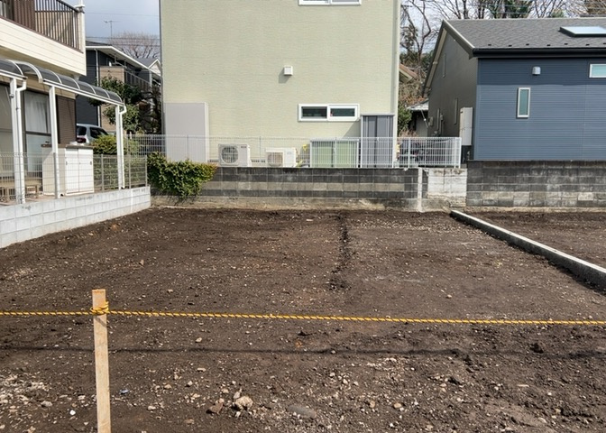 現在は上棟となっています。現地をご見学に行く際は、道路の幅や周辺の交通量、施設などをご確認頂くことをおすすめします！ある程度イメージをつけたいという場合は、同売主の施工事例や完成パースもお見せします。