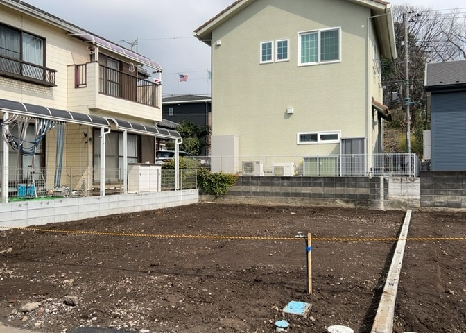 一般的なバルコニーは、奥行1.5ｍ程ですが、ワイルドバルコニーは2ｍまで広がっています。そのため洗濯物の間隔をあけ干すことができ、乾きやすいというメリットや、ガーデニングが楽しめる等の特徴があります。