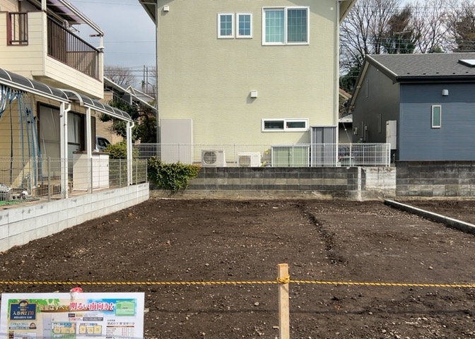 敷地内には、散水栓や立水栓があります。水道水を直接利用できるため、水を運ぶ手間を省くことが出来ます。大量の水を必要とする洗車作業や清掃などに役立ちます。その他設備とあわせて、現地でご確認ください。