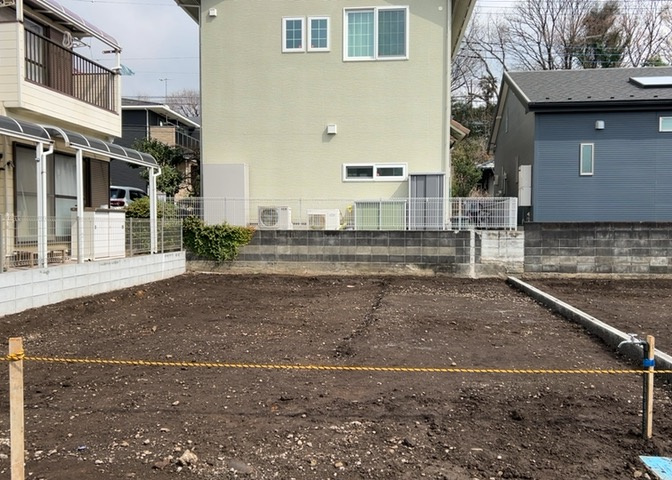建物建築の外壁の主流となっているサイディング仕様は、板を外壁に貼り合わせる施工方法です。金属系・木質系・窯業系があり、断熱性や耐用性などが異なります。外壁の色やデザインなど詳細は現地でご確認ください。