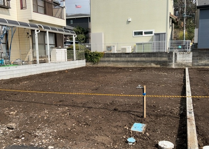 モニターで来訪者を確認して、目的が分からない場合はインターホンを通じて室内から会話することができます。怪しいと感じた場合はインターホン越しにお帰りいただくことができるので、直接会うことがなく安全です。
